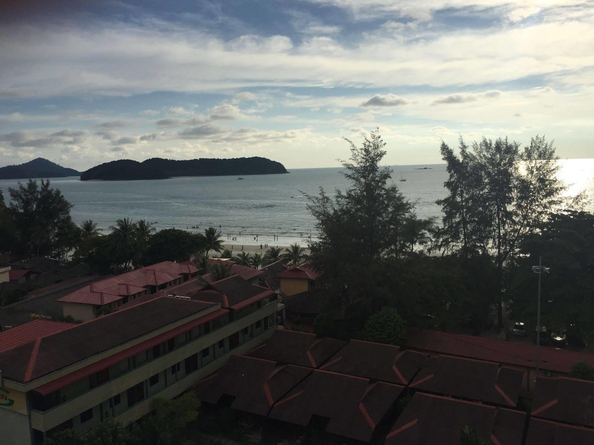 Langgura Baron Resort Pantai Cenang  Exterior photo